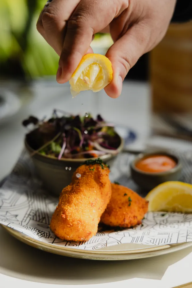 Croquettes with lemon and salad
